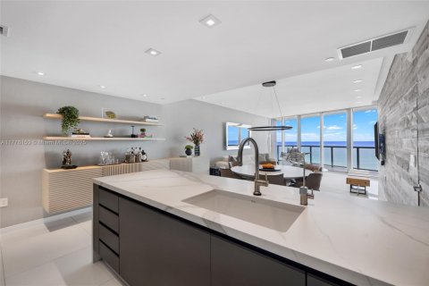 Condo in Sunny Isles Beach, Florida, 3 bedrooms  № 1863022 - photo 12