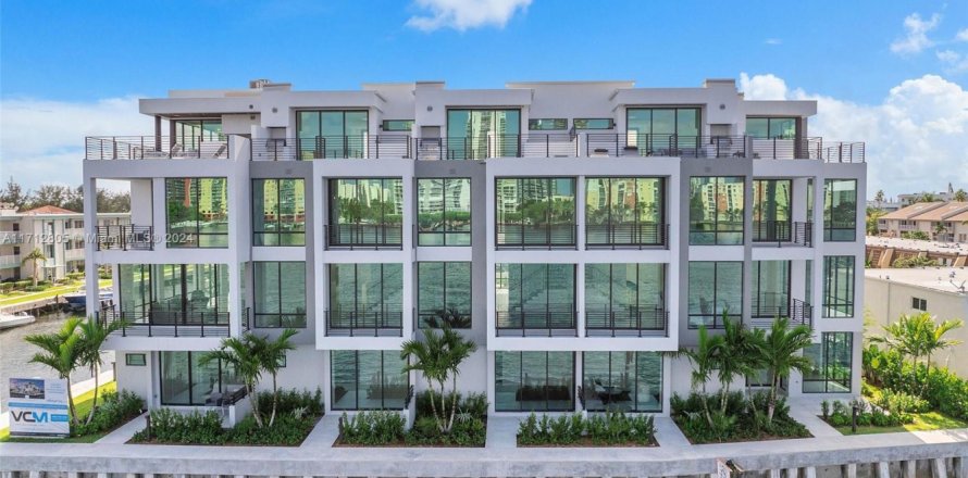 Townhouse in North Miami Beach, Florida 4 bedrooms, 313.55 sq.m. № 1464656