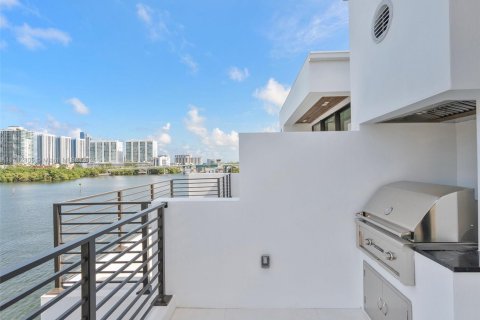 Townhouse in North Miami Beach, Florida 4 bedrooms, 313.55 sq.m. № 1464656 - photo 24