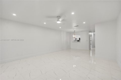 Снять в аренду таунхаус в Пемброк-Пайнс, Флорида 2 спальни, 112.78м2, № 2023325 - фото 7