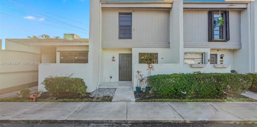 Таунхаус в Пемброк-Пайнс, Флорида 2 спальни, 112.78м2 № 2023325