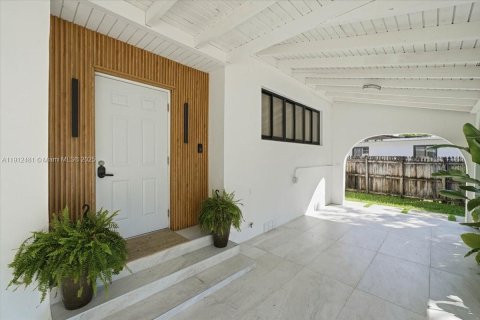 House in Miami, Florida 3 bedrooms, 185.34 sq.m. № 2082336 - photo 5