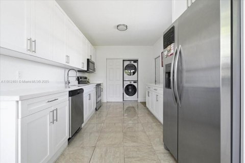 House in Miami, Florida 3 bedrooms, 185.34 sq.m. № 2082336 - photo 20