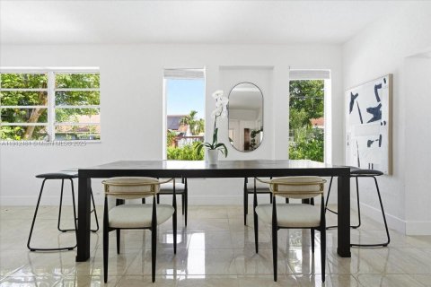 House in Miami, Florida 3 bedrooms, 185.34 sq.m. № 2082336 - photo 24