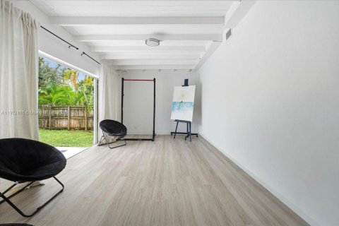 House in Miami, Florida 3 bedrooms, 185.34 sq.m. № 2082336 - photo 27