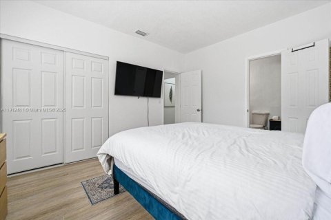 House in Miami, Florida 3 bedrooms, 185.34 sq.m. № 2082336 - photo 14