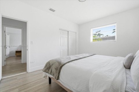 House in Miami, Florida 3 bedrooms, 185.34 sq.m. № 2082336 - photo 12