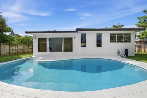 House in Miami, Florida 3 bedrooms, 185.34 sq.m. № 2082336 - photo 28
