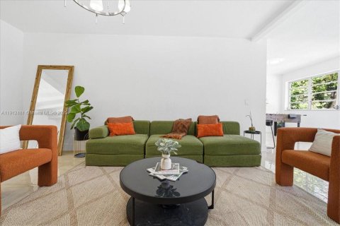 House in Miami, Florida 3 bedrooms, 185.34 sq.m. № 2082336 - photo 7