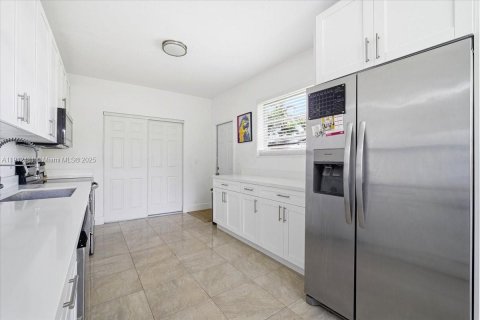 House in Miami, Florida 3 bedrooms, 185.34 sq.m. № 2082336 - photo 22