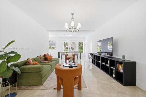 House in Miami, Florida 3 bedrooms, 185.34 sq.m. № 2082336 - photo 9