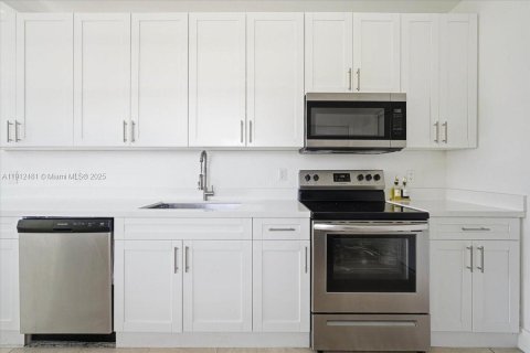 House in Miami, Florida 3 bedrooms, 185.34 sq.m. № 2082336 - photo 21