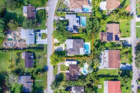 House in Miami, Florida 3 bedrooms, 185.34 sq.m. № 2082336 - photo 4