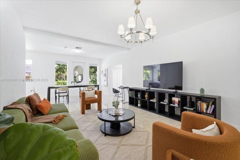 House in Miami, Florida 3 bedrooms, 185.34 sq.m. № 2082336 - photo 10