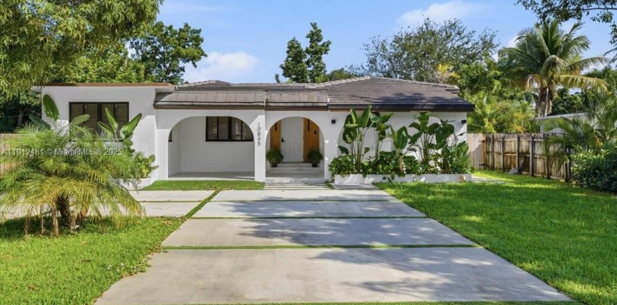 House in Miami, Florida 3 bedrooms, 185.34 sq.m. № 2082336