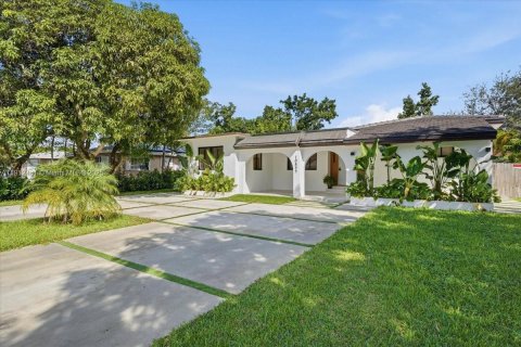 House in Miami, Florida 3 bedrooms, 185.34 sq.m. № 2082336 - photo 3