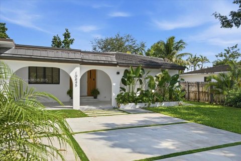 House in Miami, Florida 3 bedrooms, 185.34 sq.m. № 2082336 - photo 2