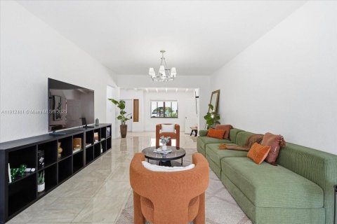 House in Miami, Florida 3 bedrooms, 185.34 sq.m. № 2082336 - photo 8