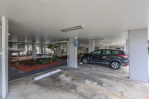 Condo in North Lauderdale, Florida, 2 bedrooms  № 2001072 - photo 18