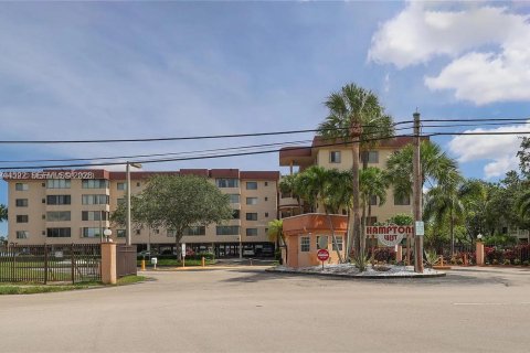 Condo in North Lauderdale, Florida, 2 bedrooms  № 2001072 - photo 20