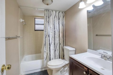 Condo in North Lauderdale, Florida, 2 bedrooms  № 2001072 - photo 11