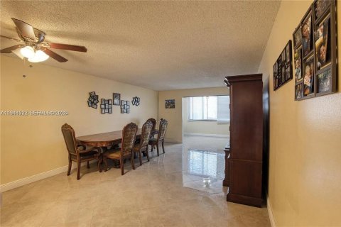 Condo in North Lauderdale, Florida, 2 bedrooms  № 2001072 - photo 3