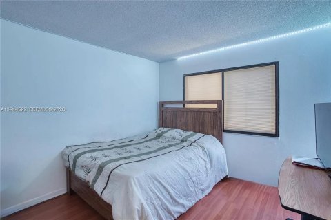 Condo in North Lauderdale, Florida, 2 bedrooms  № 2001072 - photo 9