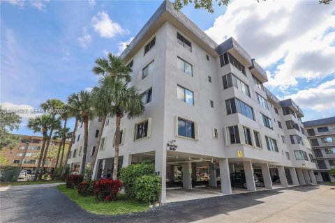 Condo in North Lauderdale, Florida, 2 bedrooms  № 2001072 - photo 19