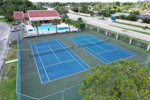 Condo in North Lauderdale, Florida, 2 bedrooms  № 2001072 - photo 16