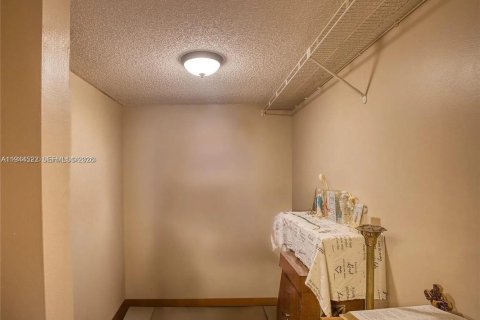 Condo in North Lauderdale, Florida, 2 bedrooms  № 2001072 - photo 8