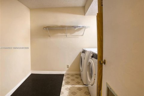 Condo in North Lauderdale, Florida, 2 bedrooms  № 2001072 - photo 13