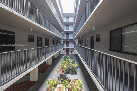 Condo in North Lauderdale, Florida, 2 bedrooms  № 2001072 - photo 15