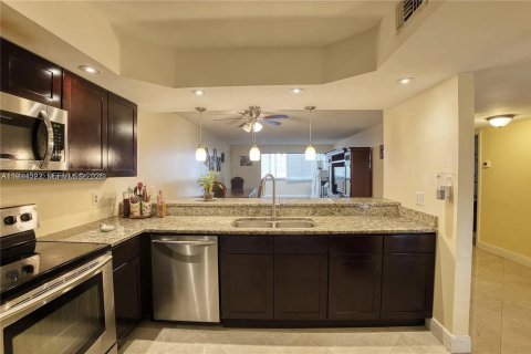 Condo in North Lauderdale, Florida, 2 bedrooms  № 2001072 - photo 2