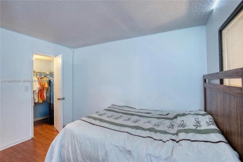 Condo in North Lauderdale, Florida, 2 bedrooms  № 2001072 - photo 10