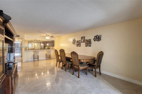 Condo in North Lauderdale, Florida, 2 bedrooms  № 2001072 - photo 4