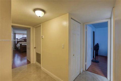 Condo in North Lauderdale, Florida, 2 bedrooms  № 2001072 - photo 12