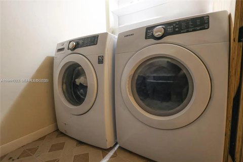 Condo in North Lauderdale, Florida, 2 bedrooms  № 2001072 - photo 14