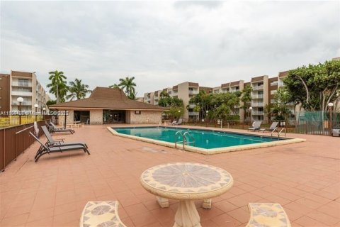 Condominio en venta en Hialeah, Florida, 2 dormitorios, 91.04 m2 № 1979864 - foto 26