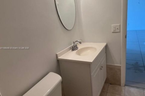 Condominio en venta en Hialeah, Florida, 2 dormitorios, 91.04 m2 № 1979864 - foto 4
