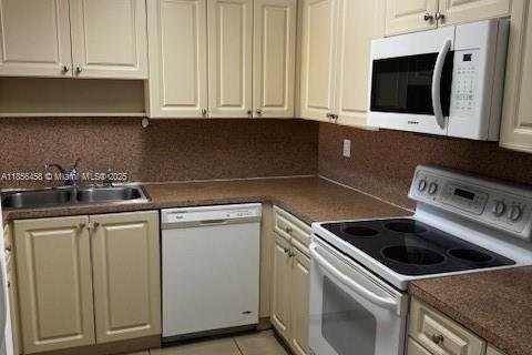 Condominio en venta en Hialeah, Florida, 2 dormitorios, 91.04 m2 № 1979864 - foto 2