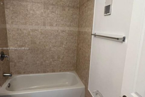 Condominio en venta en Hialeah, Florida, 2 dormitorios, 91.04 m2 № 1979864 - foto 7