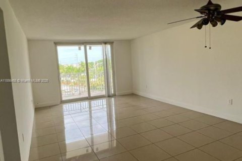 Condominio en venta en Hialeah, Florida, 2 dormitorios, 91.04 m2 № 1979864 - foto 20