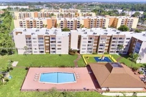 Condominio en venta en Hialeah, Florida, 2 dormitorios, 91.04 m2 № 1979864 - foto 1