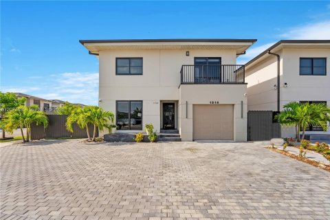 House in Florida City, Florida 5 bedrooms, 168.15 sq.m. № 2329004