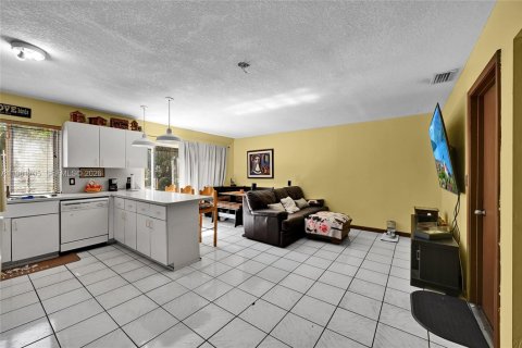 Villa ou maison à vendre à Miami, Floride: 3 chambres, 160.81 m2 № 2024411 - photo 25