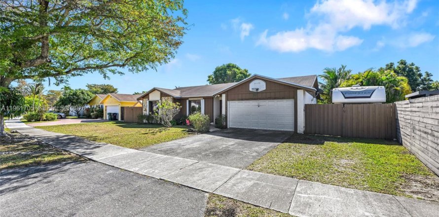 Villa ou maison à Miami, Floride 3 chambres, 160.81 m2 № 2024411