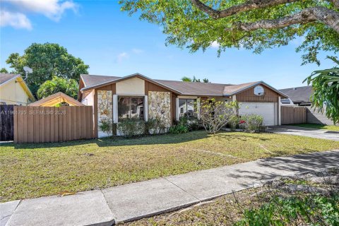 Villa ou maison à vendre à Miami, Floride: 3 chambres, 160.81 m2 № 2024411 - photo 4
