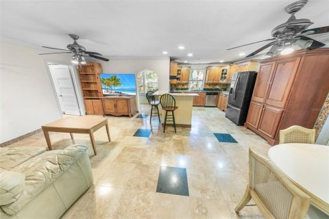 House in Daytona Beach, Florida 3 bedrooms, 116.5 sq.m. № 2098622 - photo 7