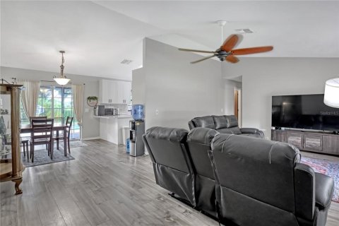 House in Palm Bay, Florida 3 bedrooms, 126.81 sq.m. № 1910894 - photo 11