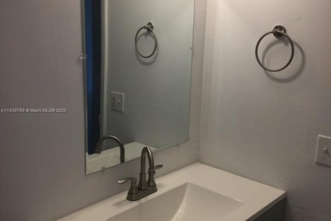 Condo in Miami, Florida, 2 bedrooms № 1960811 - photo 7
